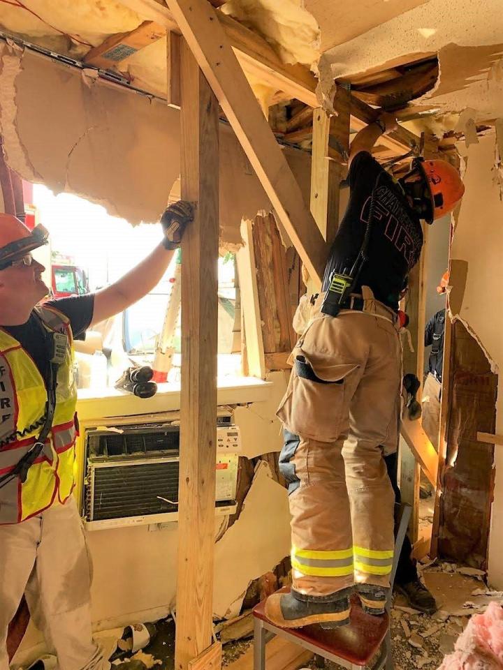 bombero estabilización piso de la casa