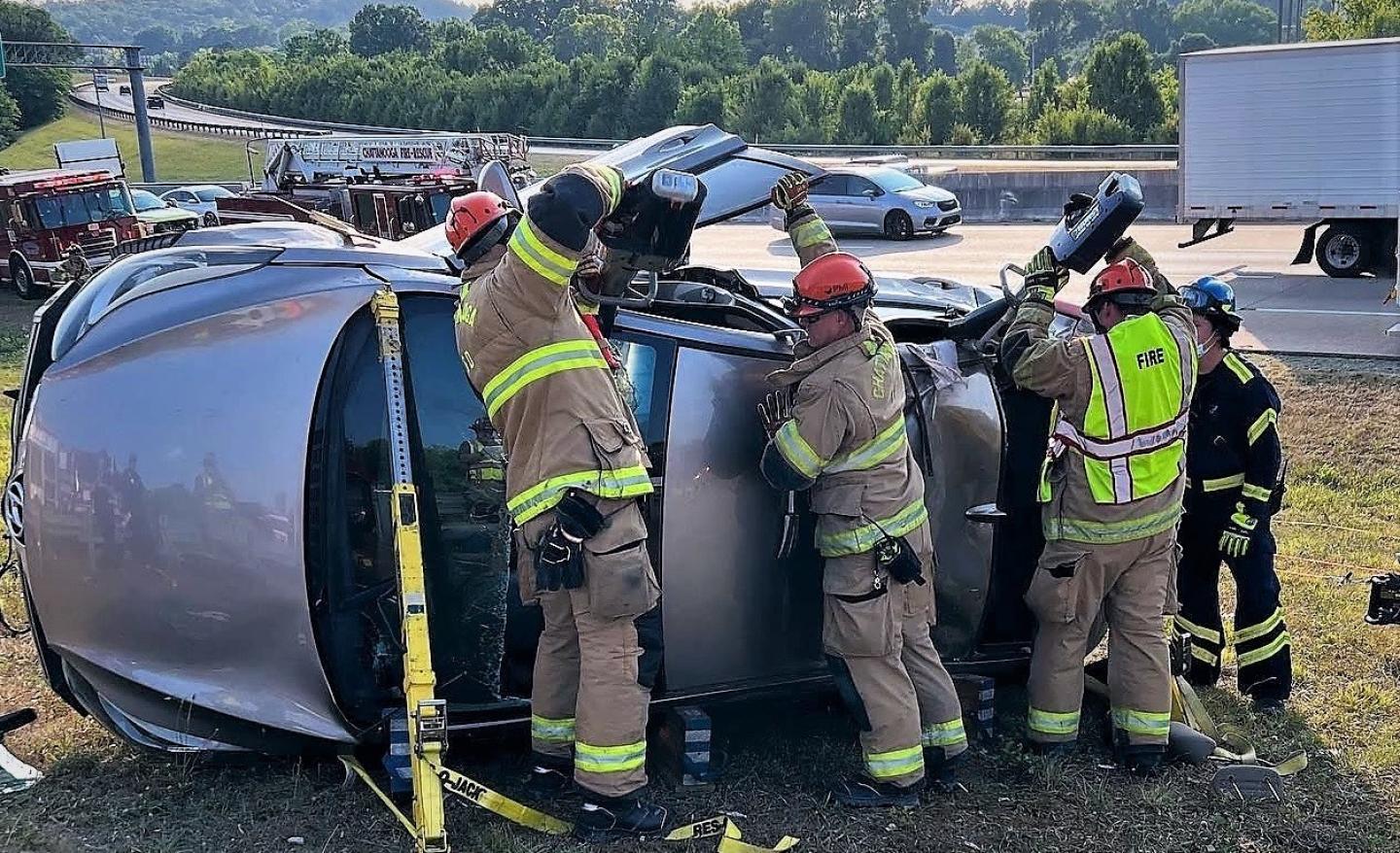 Un automóvil se volcó de lado en la carretera, y el departamento de bomberos está realizando una extricación.