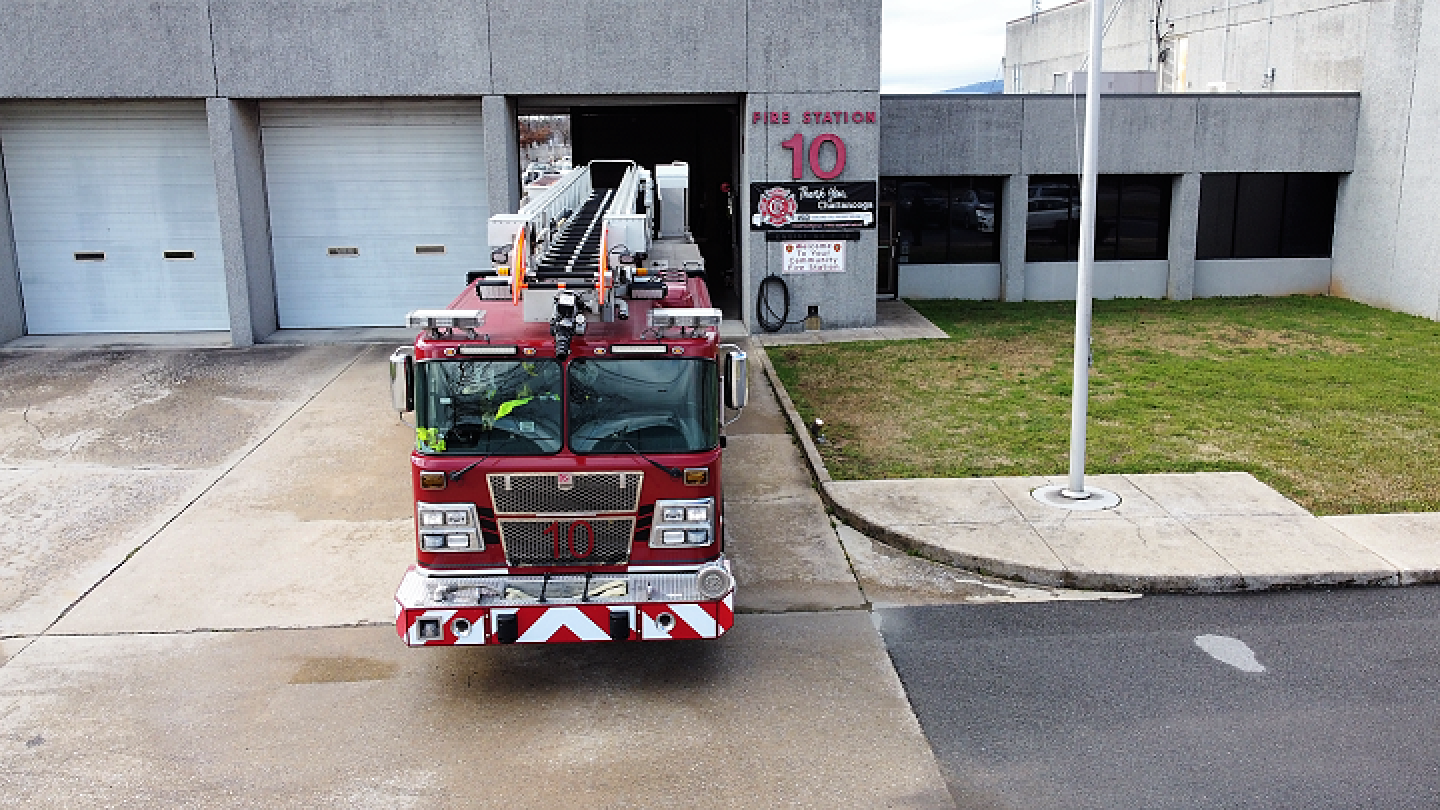 Camión de bomberos estacionado frente al edificio en la estación de bomberos 10.