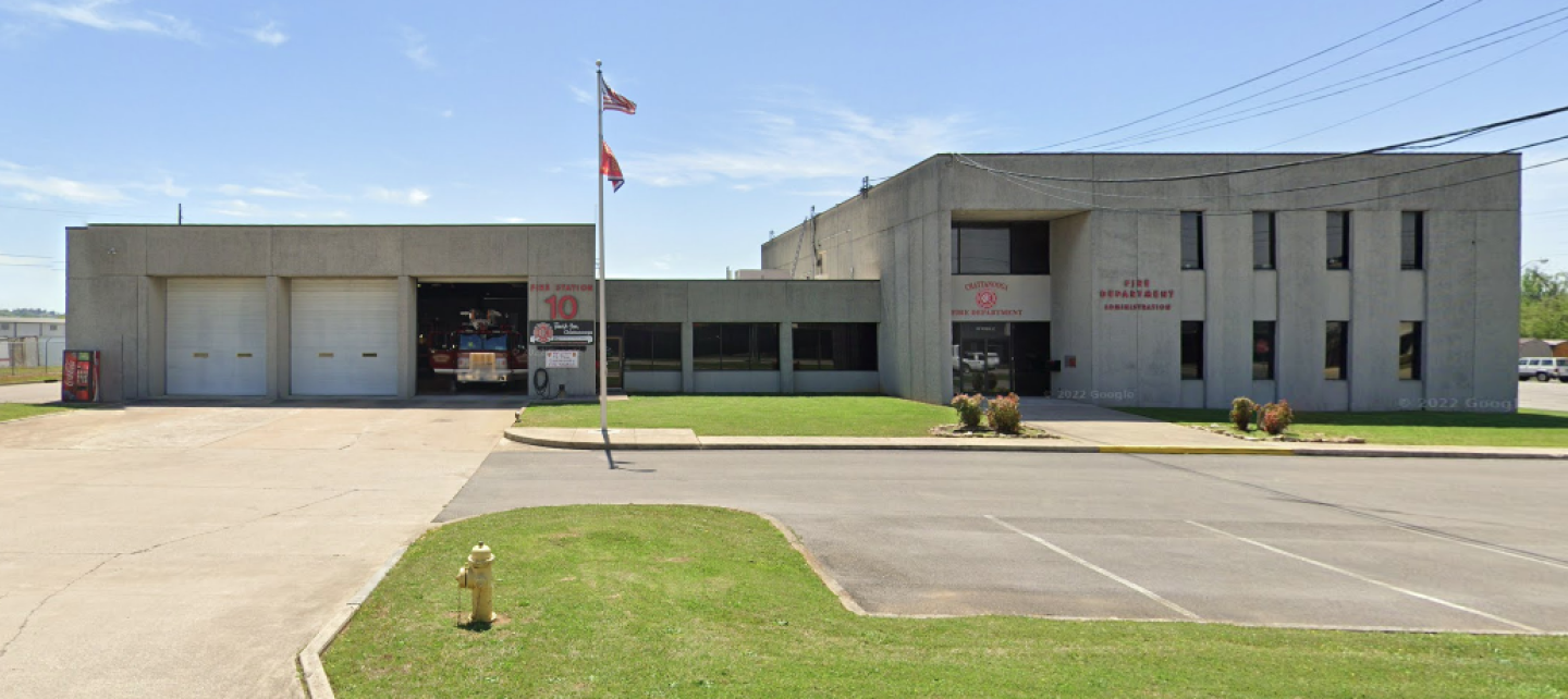 Imagen de un edificio grande con el letrero Fire Station 10 adjunto.