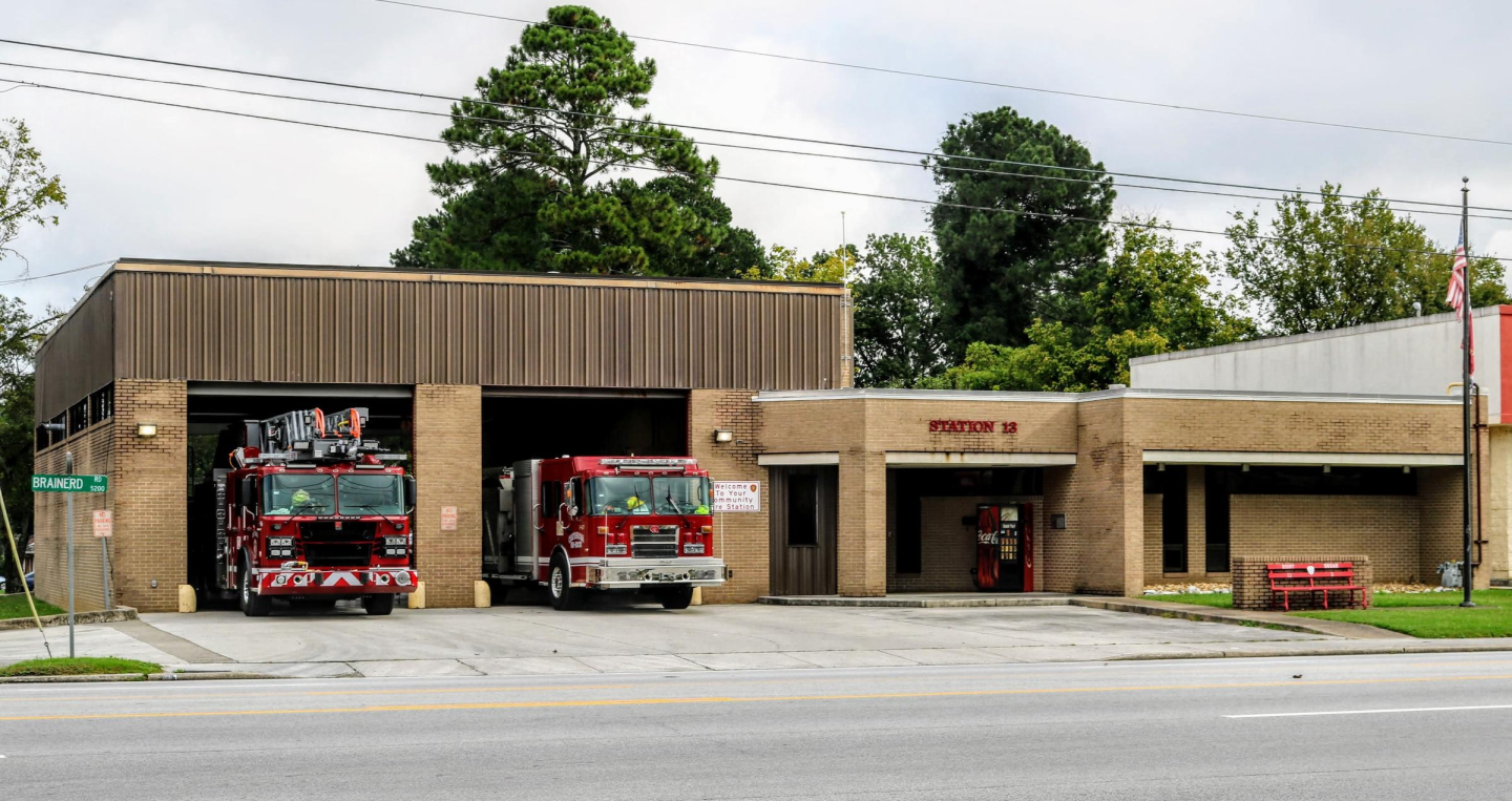 Dos camiones de bomberos estacionados en Fire Station 13.