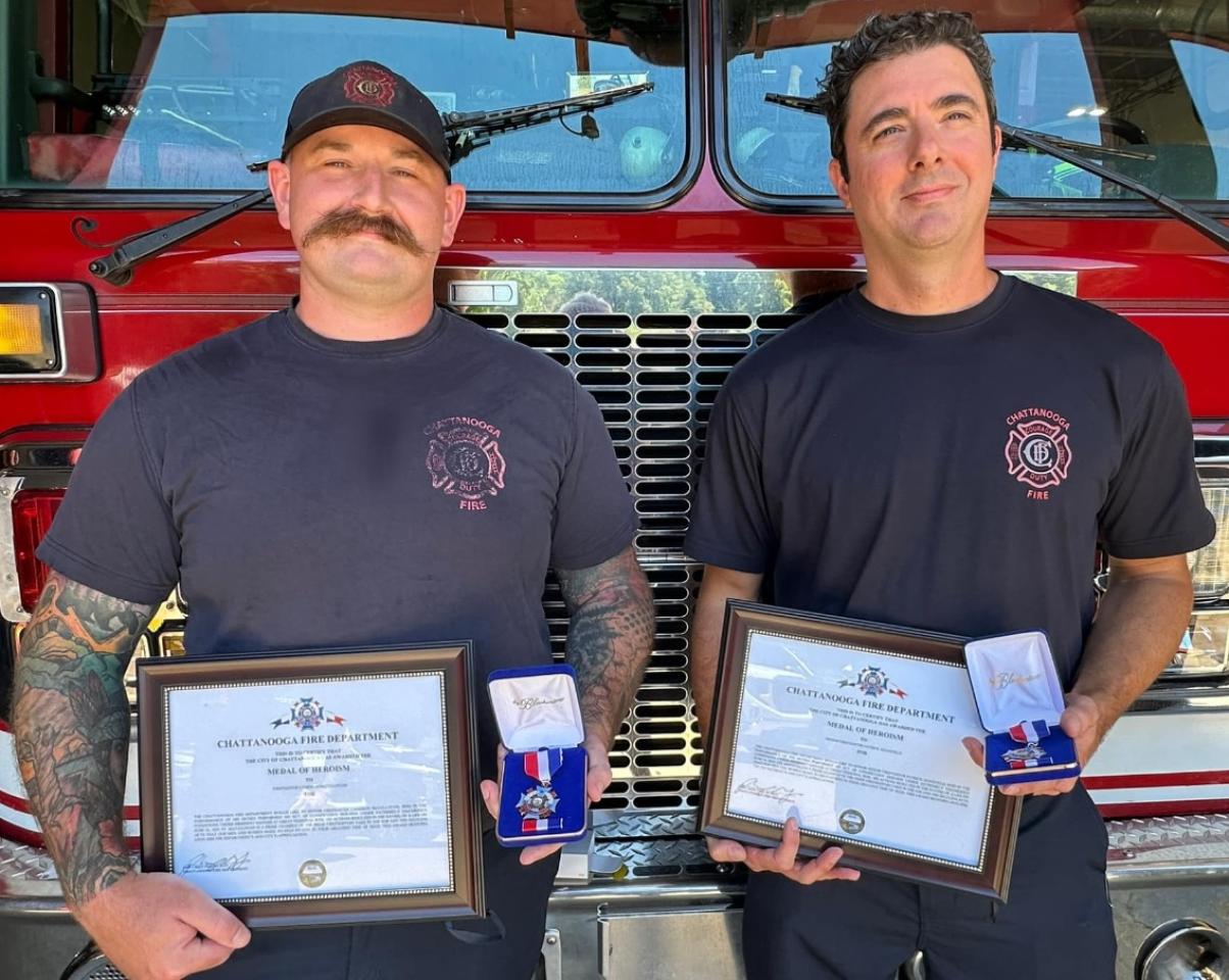 Bombero Cameron McCullough y Bombero Senior Patrick Mansfield