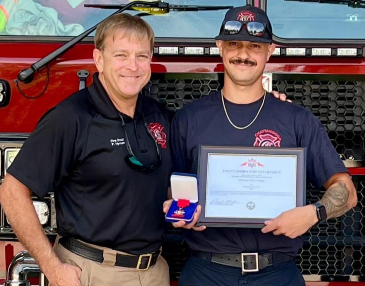 Jefe Hyman y Bombero Ortiz