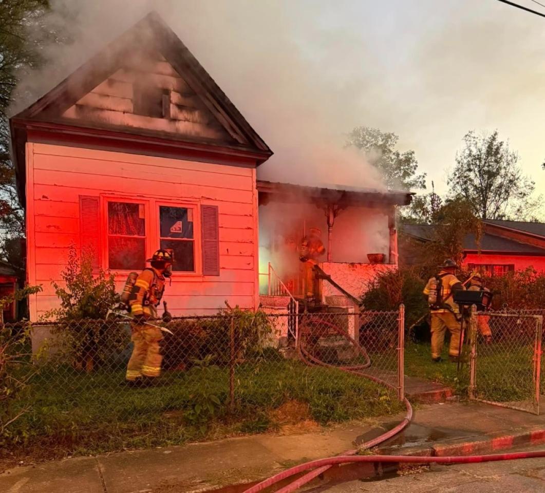 Incendio en una casa en Jackson St