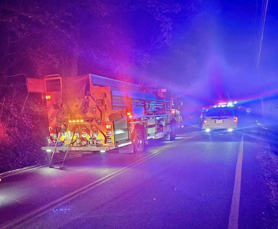 camiones de bomberos con luces encendidas por la noche