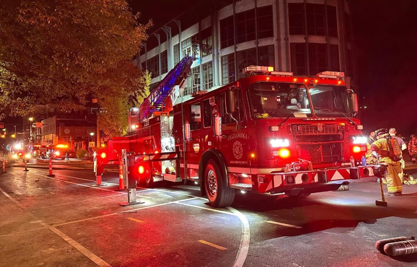 Camión de bomberos en la escena del incendio en Frazier Ave