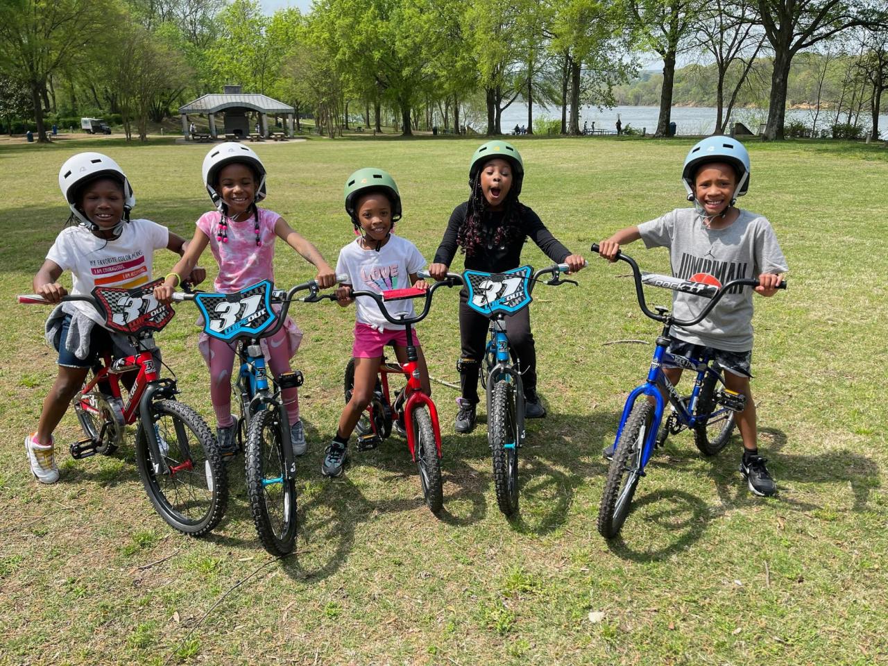 Niños en bicicletas