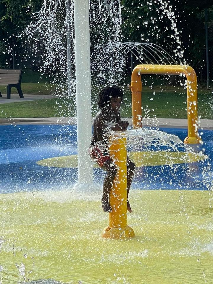 Niño jugando en el agua