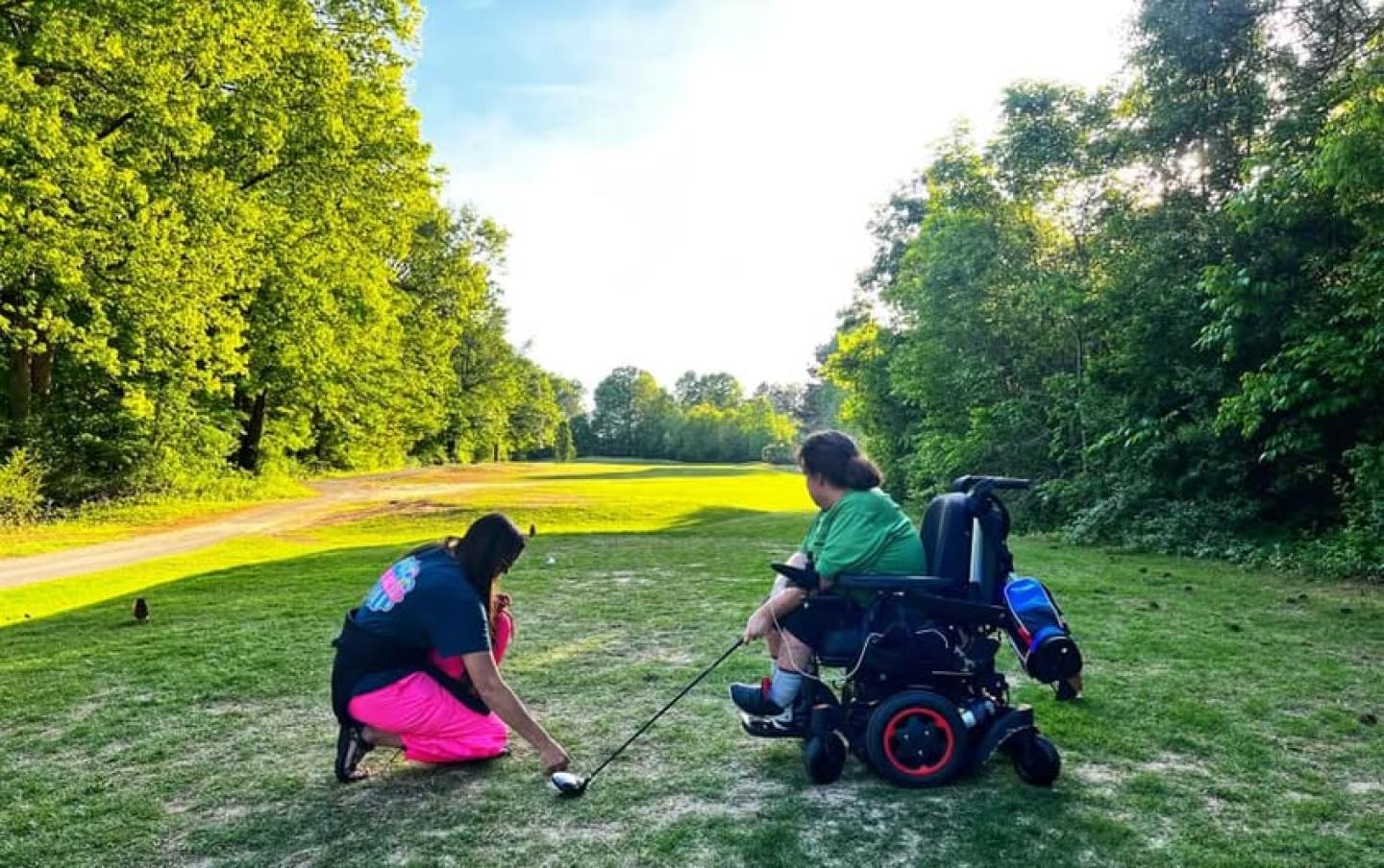 Persona en silla de ruedas jugando golf