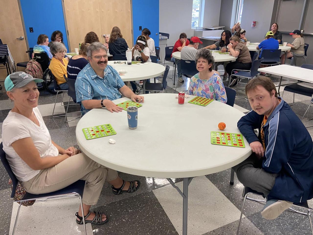 Grupo de personas sentadas en una mesa jugando juegos