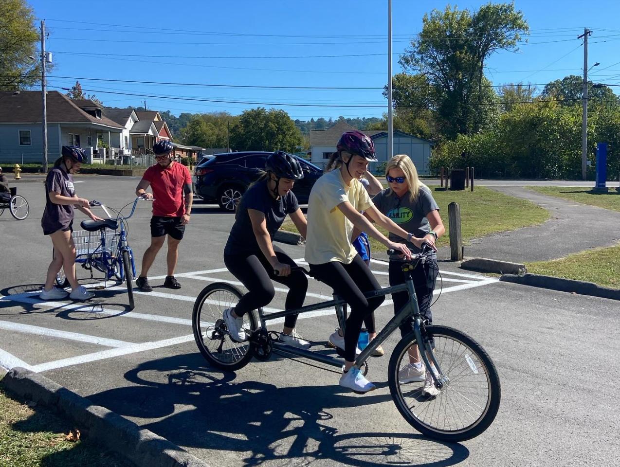 Personas montando bicicletas