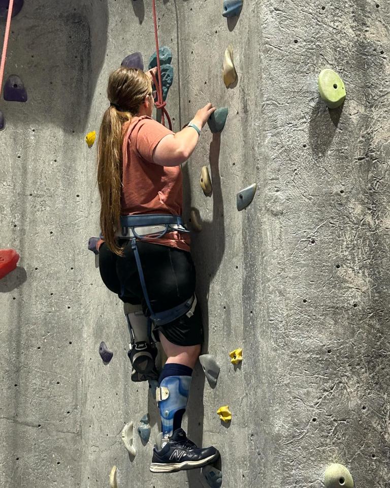 Persona en muro de escalada