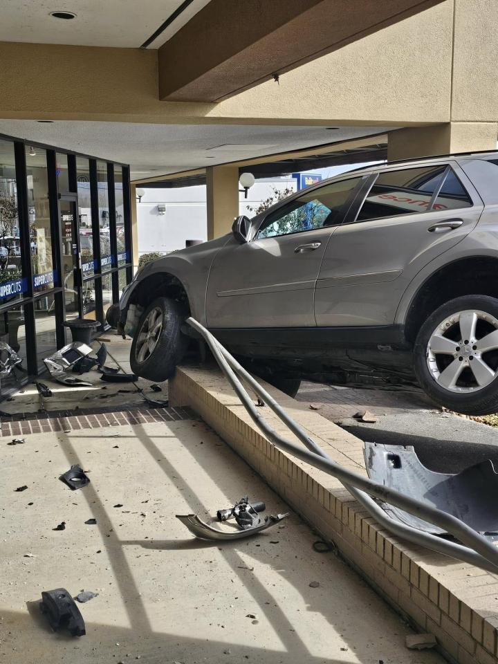 SUV nearly slams into Super Cuts