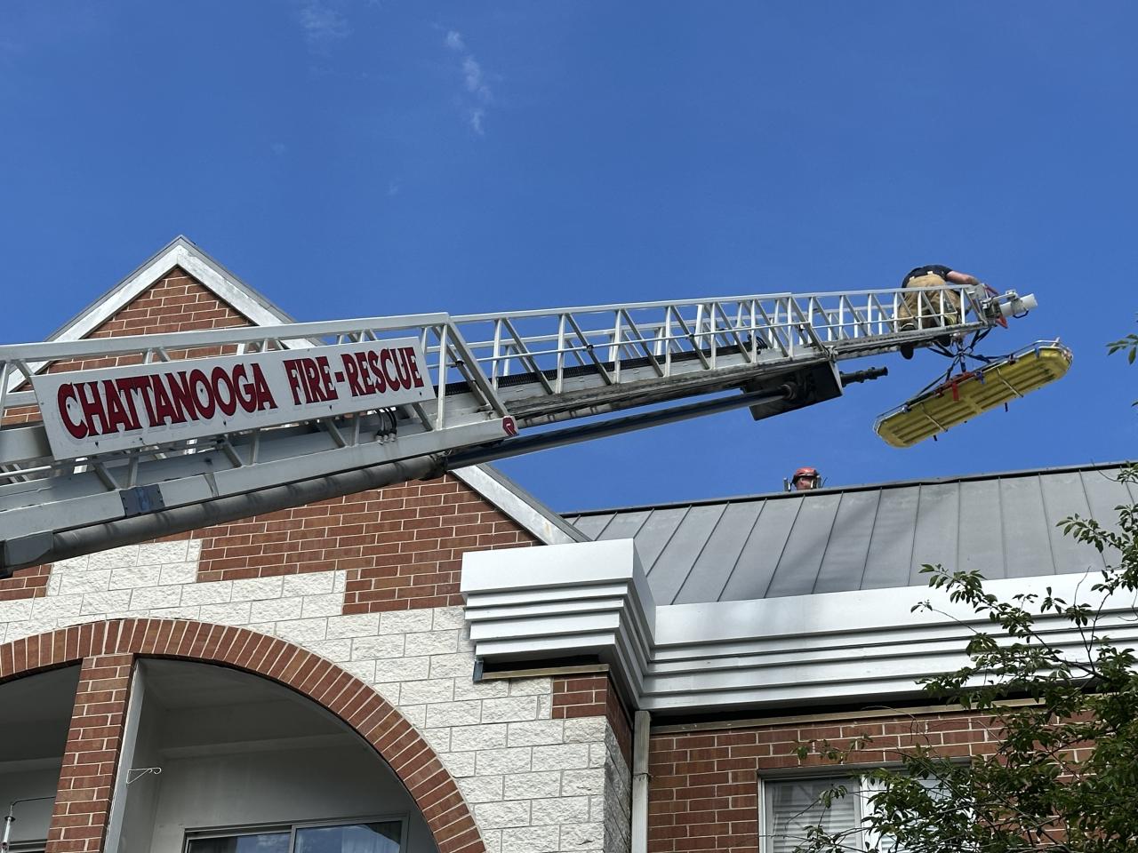 Escalera del camión de bomberos apuntando hacia el techo