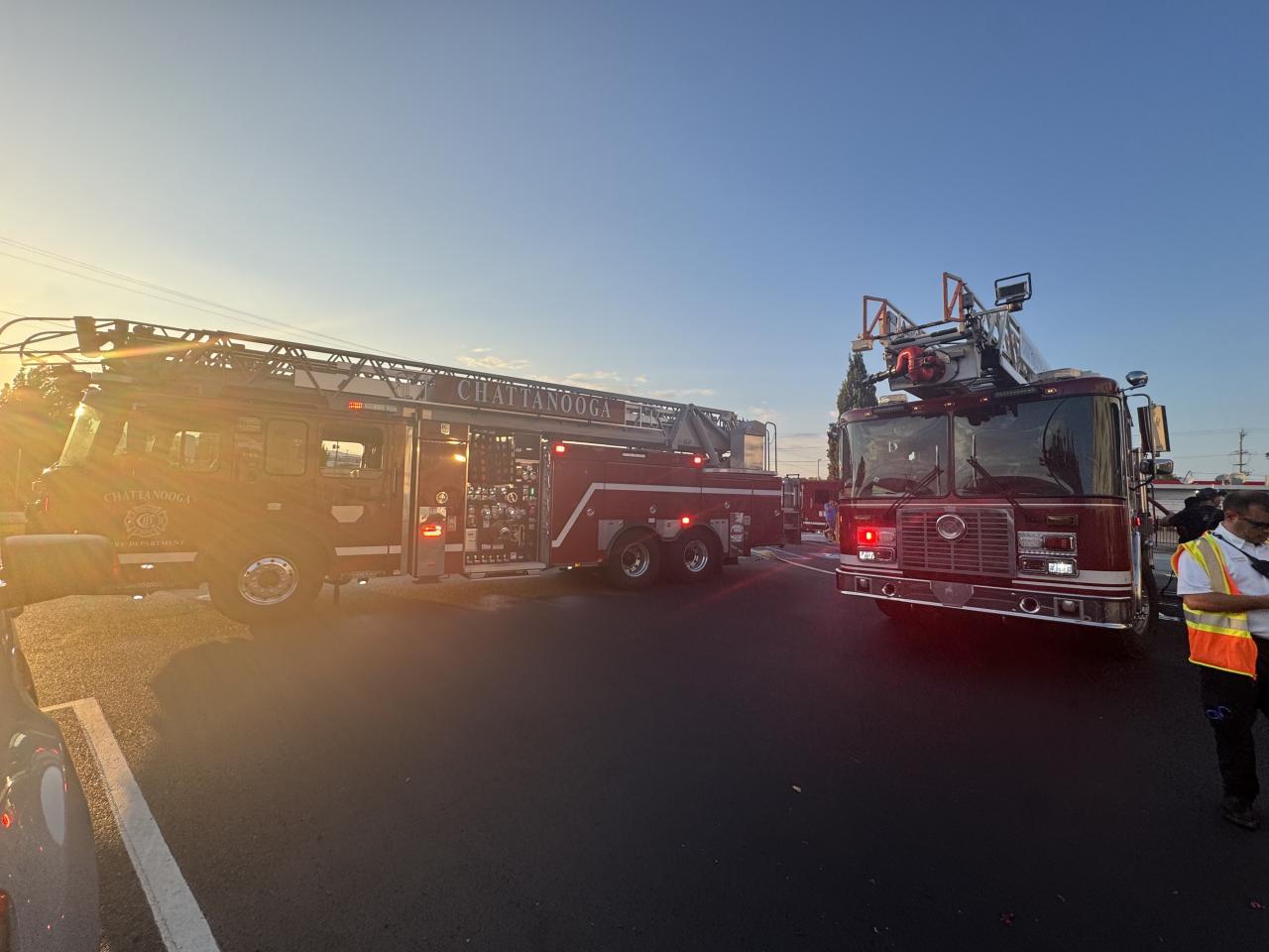 Camiones de bomberos fuera de la escena