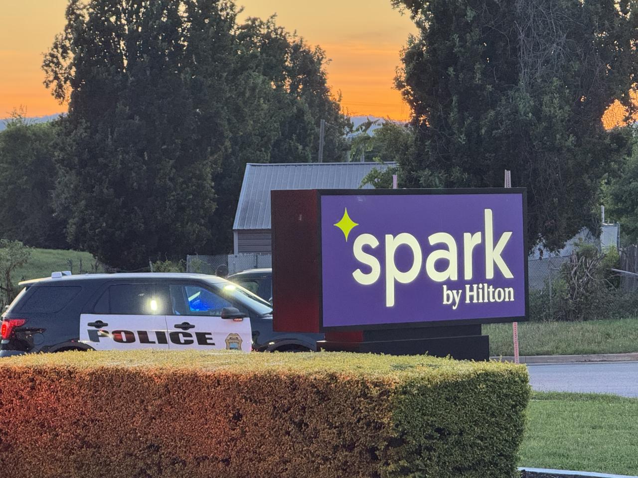 El letrero del hotel para Spark by Hilton