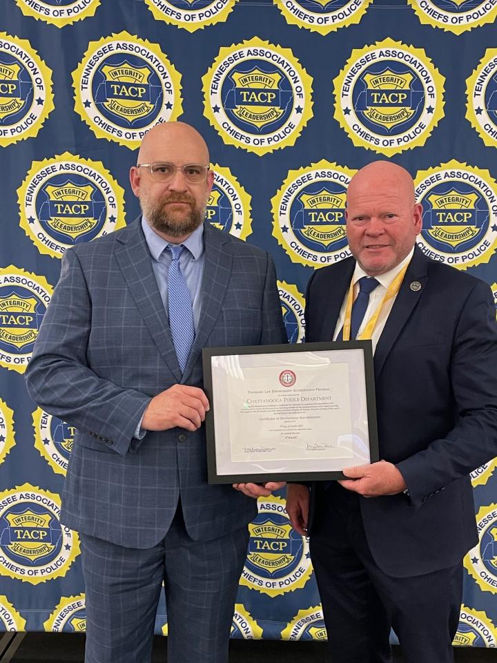 Teniente de CPD Greg Wilhelm, Presidente de TACP Don White