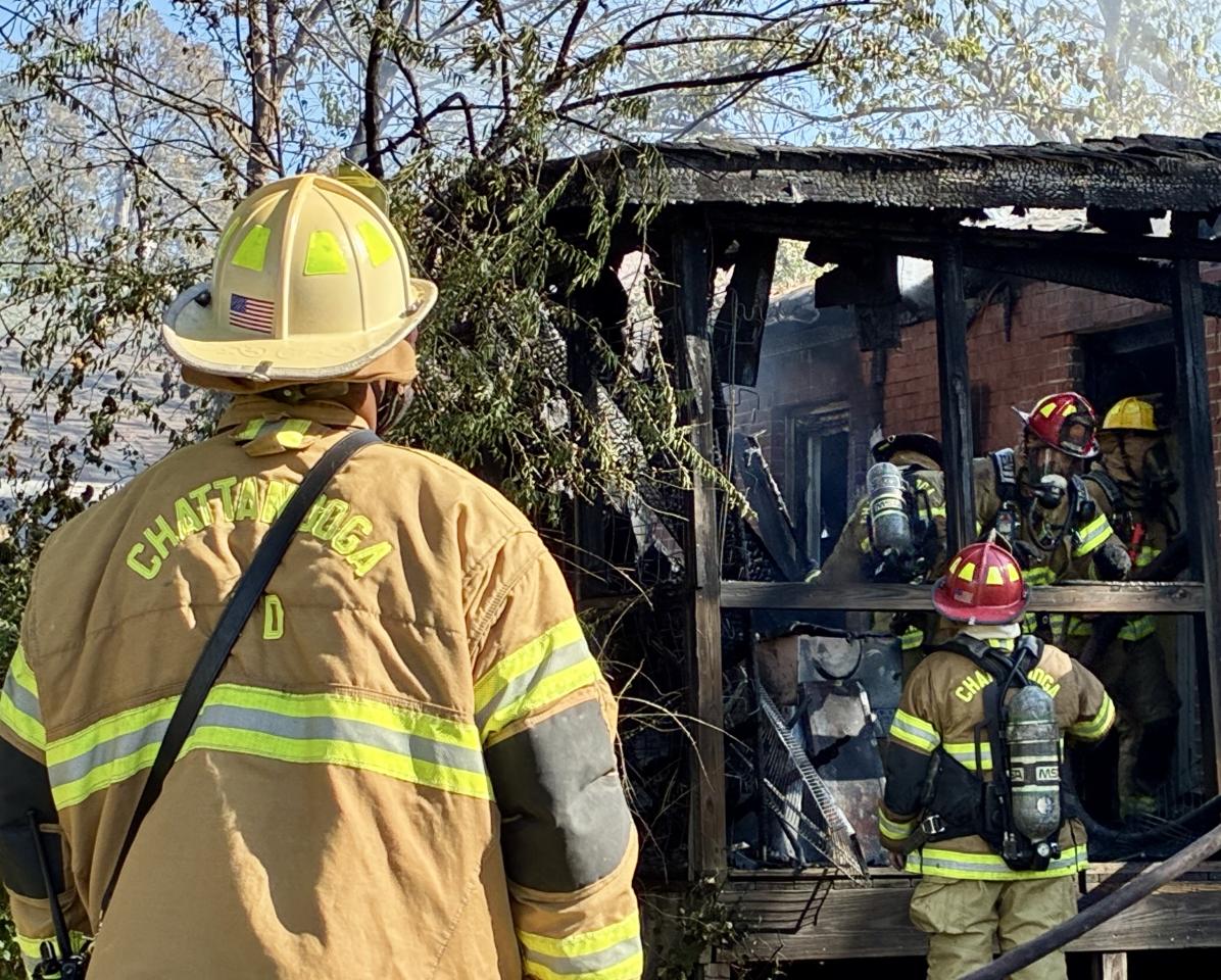 Bomberos evaluando los daños