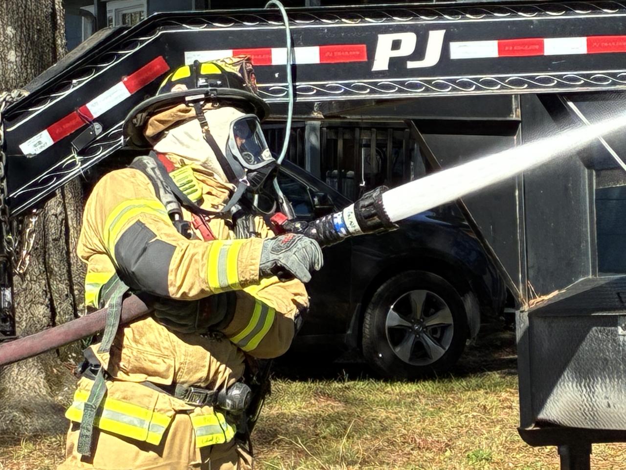 Bombero rociando las llamas