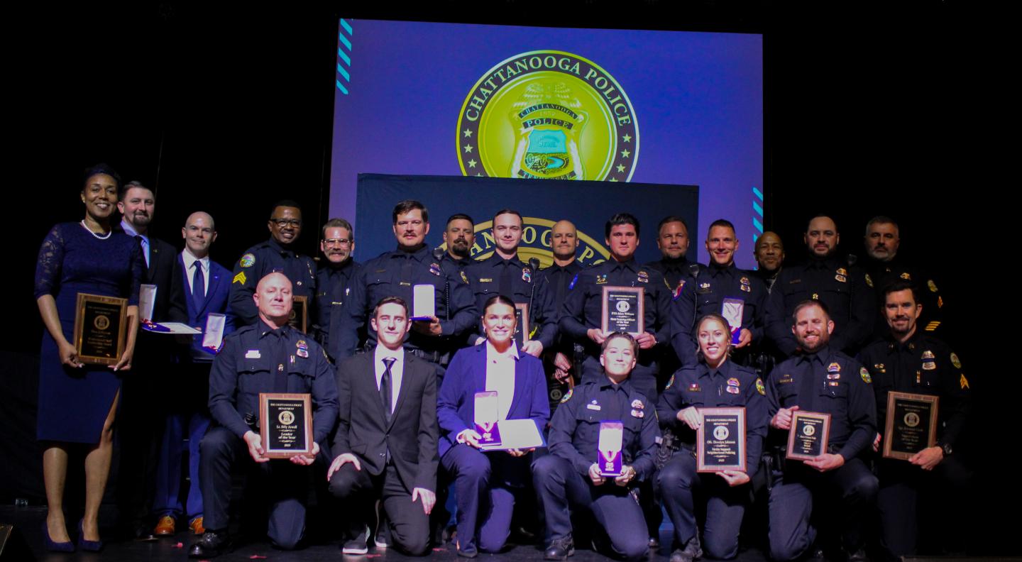 foto de entrega de premio a oficial del grupo