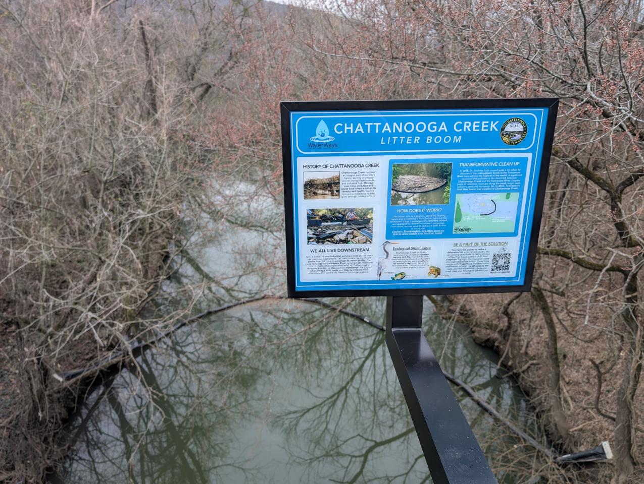 En esta imagen se observa un panel informativo digital, probablemente ubicado en un sitio turístico o de interés natural. El panel tiene un diseño estilizado y muestra información en varias secciones, incluyendo texto, imágenes y posiblemente un mapa o diagrama.