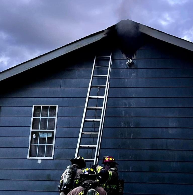 Incendio en el ático daña casa en Olive St