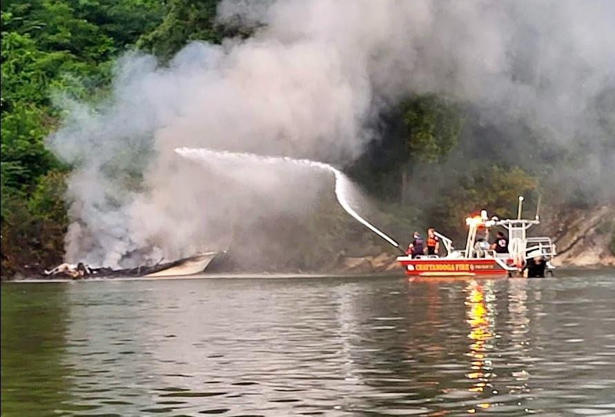 Incendio de barco cerca de Baylor School