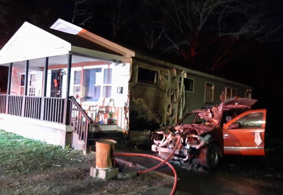 Incendio de auto en Brannon Ave se extiende a una casa
