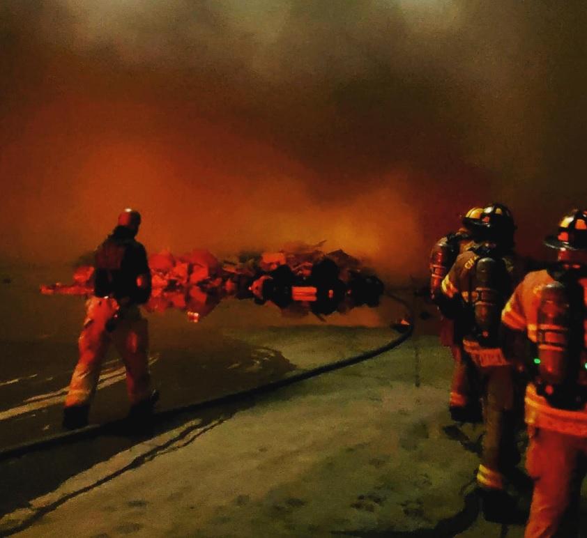 Equipos trabajan durante varias horas en incendio de residuos
