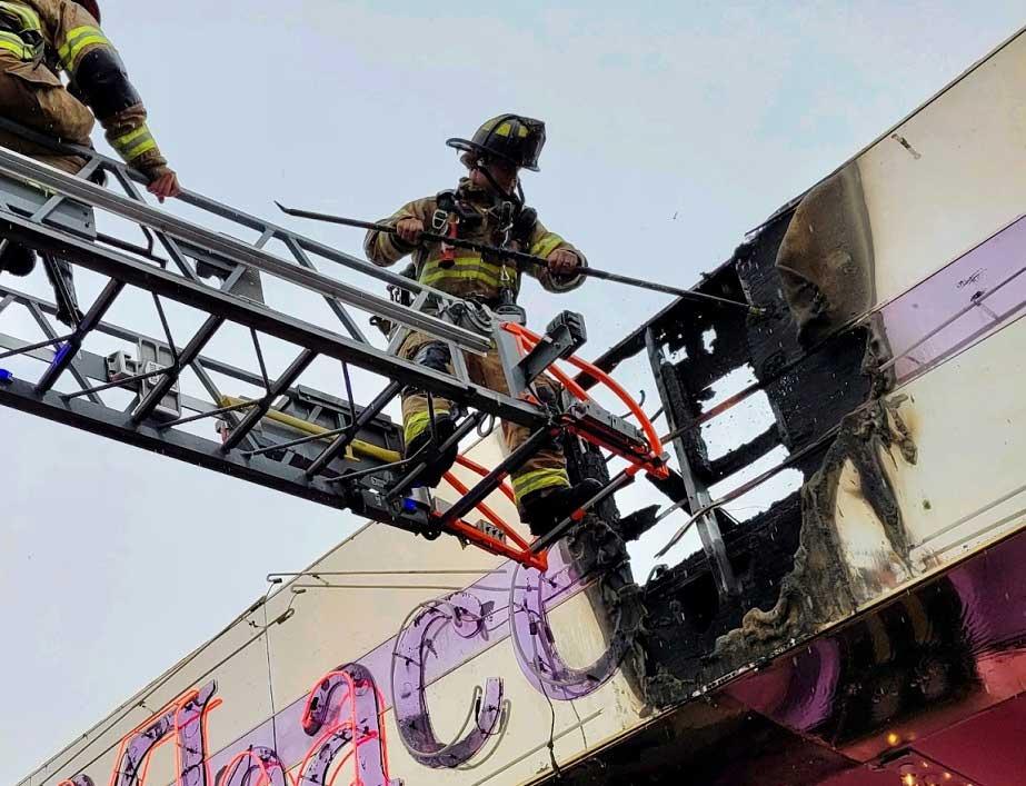 Diamonds & Lace incendio en el letrero frontal
