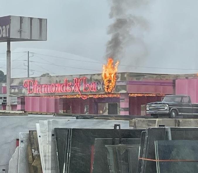 Incendio en el letrero frontal de Diamonds & Lace