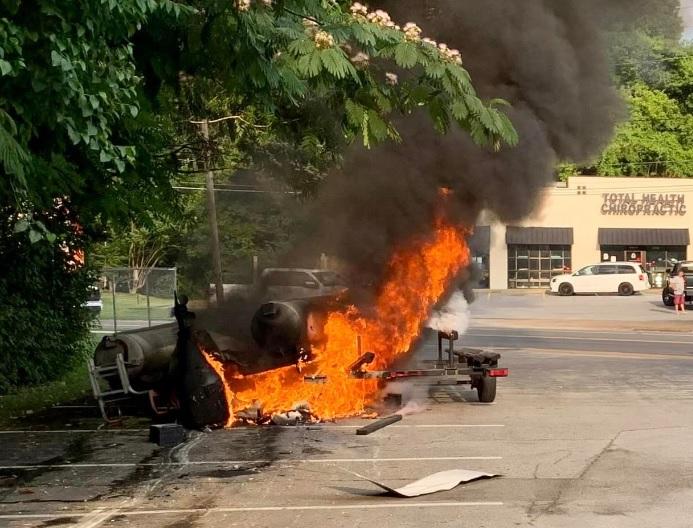 Conductor deja un camino de destrucción en el centro de la ciudad