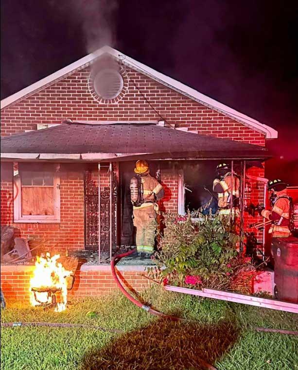Familia desplazada por incendio en casa de East Lake