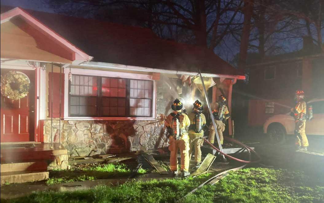 Bomberos combaten incendio en una casa en Hamill Road