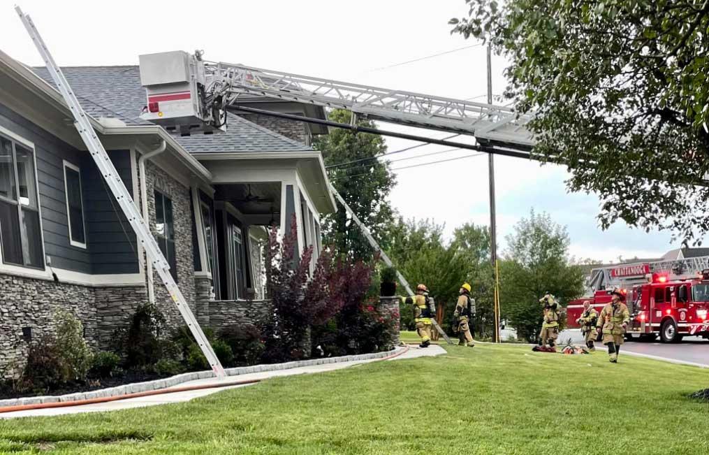 Se cree que un rayo fue la causa del incendio en una casa de Camelot Lane.