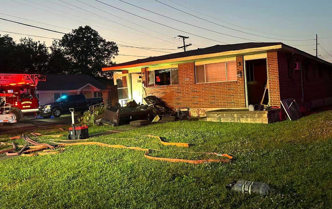 Hombre escapa de incendio con gemelos recién nacidos, su madre es rescatada por bomberos