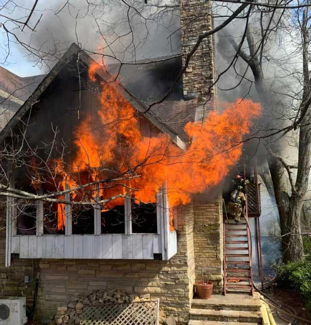 Incendio en una casa de Parkway Drive envía a un bombero y a un hombre al hospital