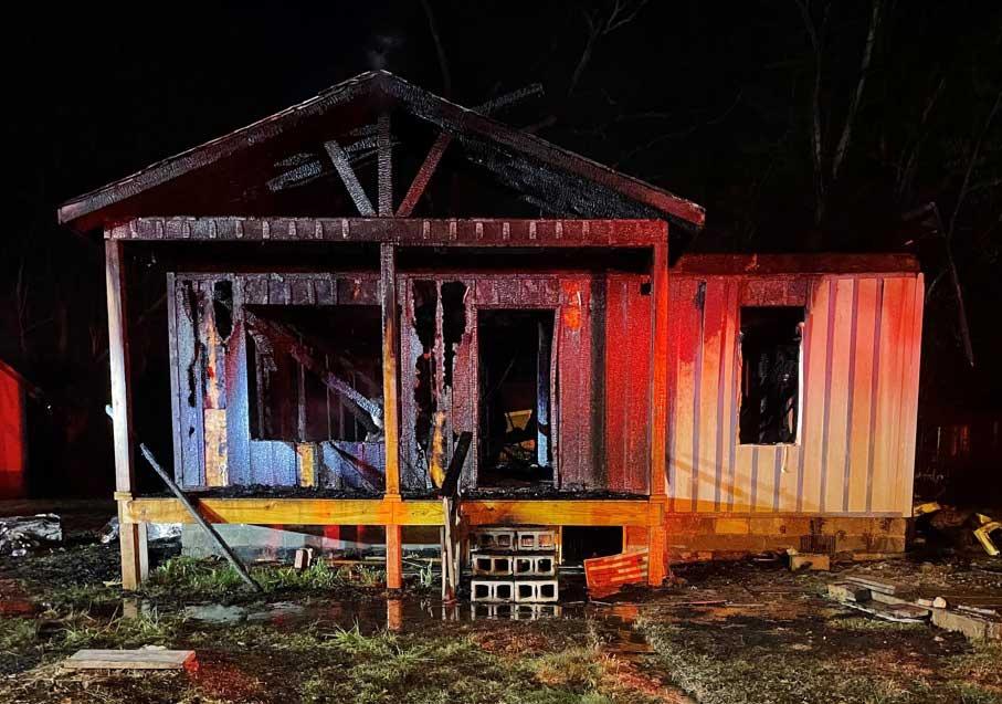 Incendio en una casa en construcción en Roanoke Ave