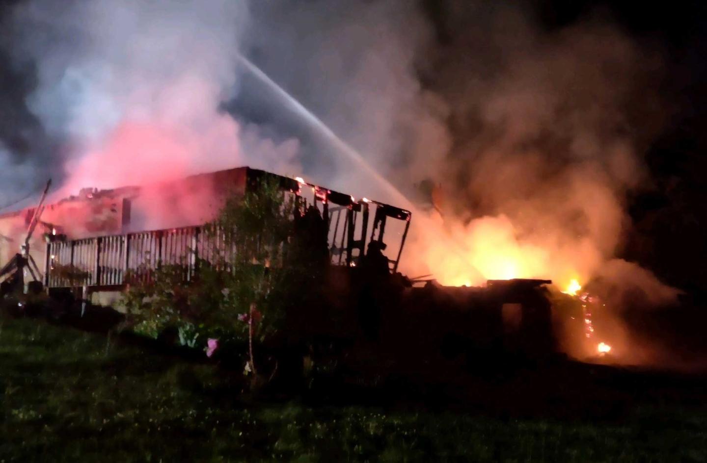Se necesitan miles de pies de manguera contra incendios para combatir el incendio en Mountain Creek Rd