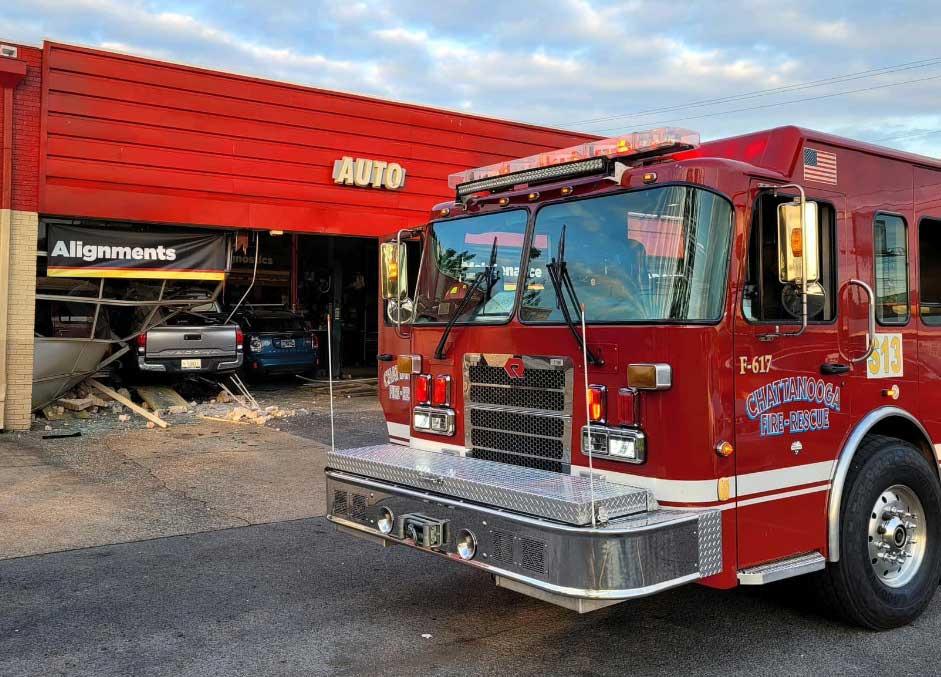Camión choca contra Midas en Brainerd Rd