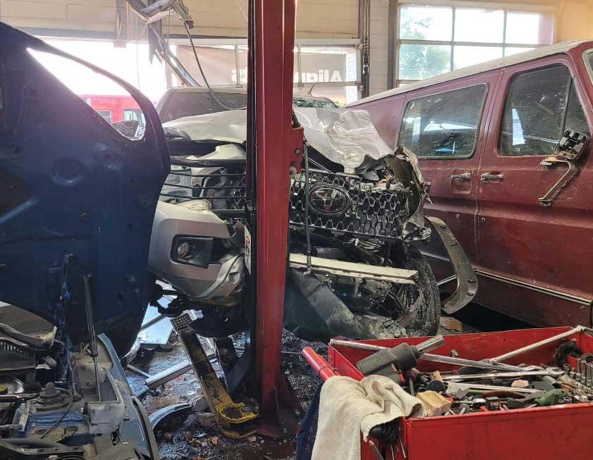 Camión choca contra Midas en Brainerd Rd