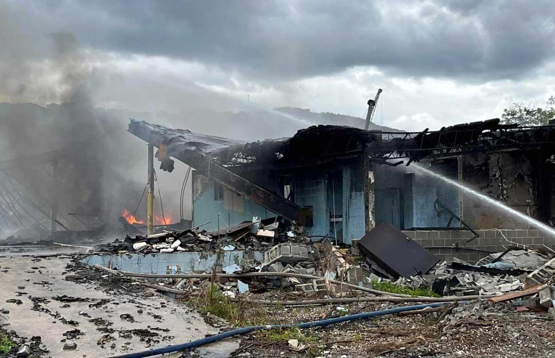 Estructura comercial vacante se incendia en Hudson Road