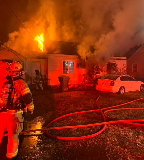 Incendio en una casa en W Henderson Dr lesiona a un ocupante