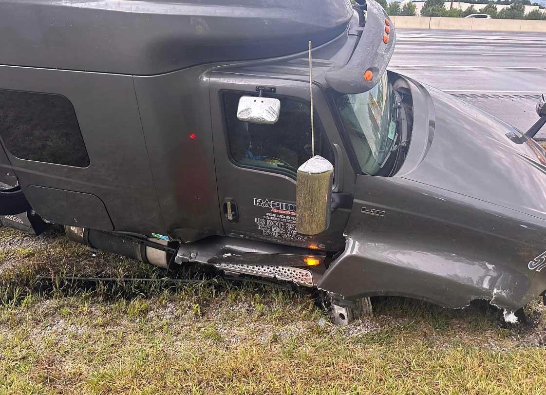 Carreteras mojadas provocan accidentes de camiones semi-remolque