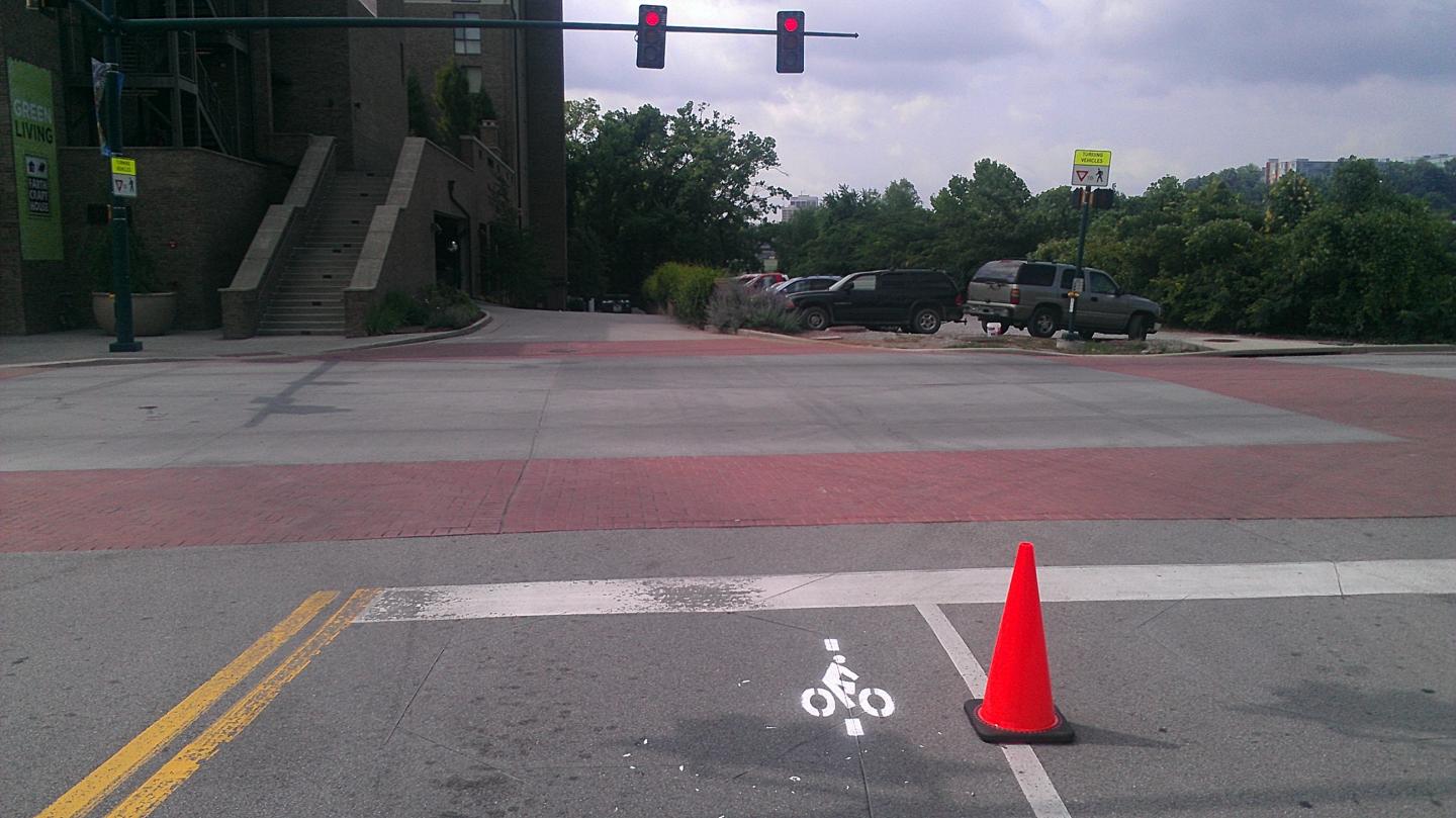 Un carril para bicicletas designado pintado en la carretera, que guía a los ciclistas sobre dónde detenerse para las señales de tráfico.