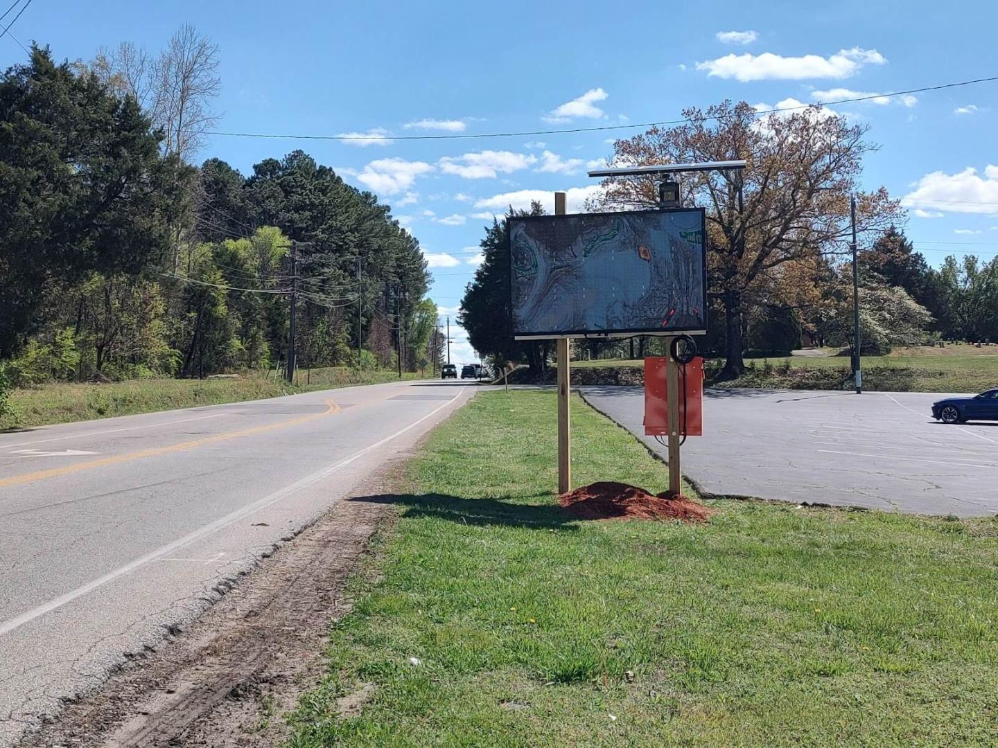 Señal de alerta de tráfico ubicada en Hickory Valley Road y Bonny Oaks Drive.