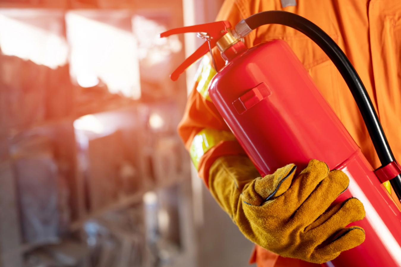 Bombero sosteniendo extintor de incendios