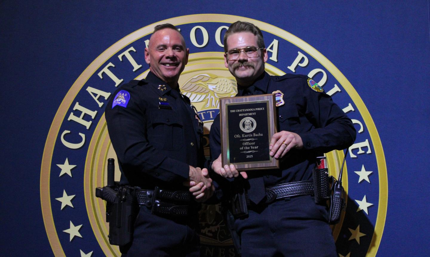 Oficial recibiendo premio